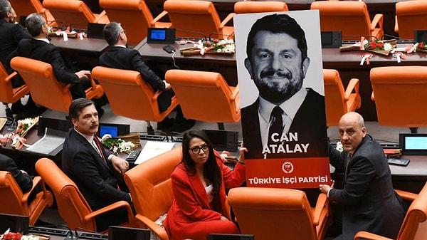 Gezi Davası'ndan yargılanan ve hakkında 18 yıl hapis cezası verilen Can Atalay'a Anayasa Mahkemesi (AYM) tarafından 2 kez hak ihlali kararı verilmesine rağmen tahliye edilmemesi tartışmalara neden olmuştu.