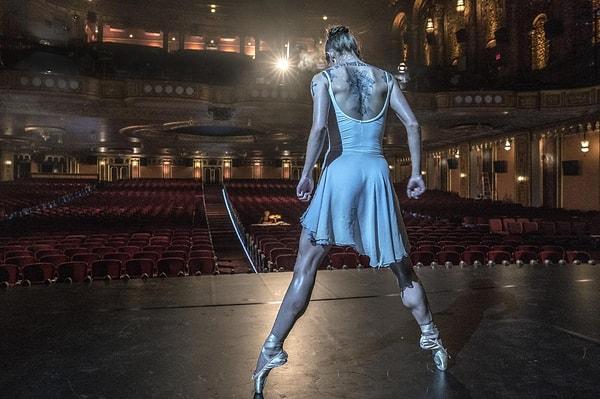 Ana de Armas'ın başrolde olduğu "John Wick" serisinin spin-off filmi "Ballerina"nın gösterim tarihi 7 Haziran 2024'ten bir yıl ertelenerek 6 Haziran 2025 olarak güncellendi.