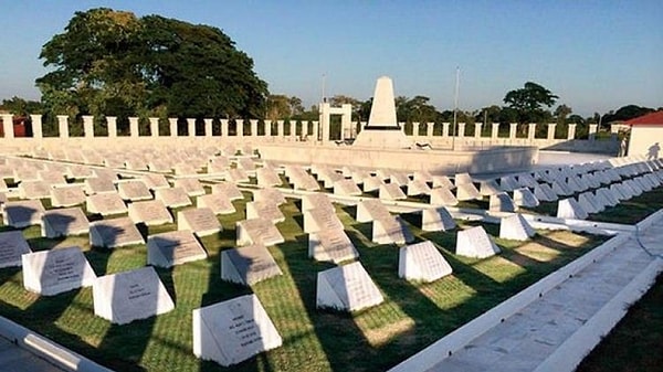 1960 yılında bir Türk gezginin Myanmar topraklarında yaptığı keşif, tarihin unutulmuş bir sayfasını gün yüzüne çıkardı. Gezgin, bölgedeki mezarlıklardan birinde Osmanlıca yazılar taşıyan mezar taşlarıyla karşılaştı.