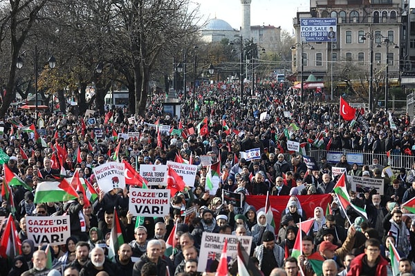 Yürüyüş çağrısı sonrasında sosyal medyada, “Karısını dul bırakmak isteyen kafirler gelsin”, “Kadıköy halkına rahatsızlık vermeye geliyoruz” gibi ifadeler kullanılmıştı.