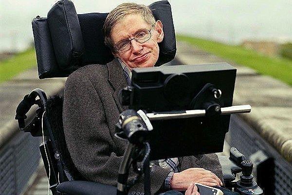 The Independent'ın haberine göre Hawking 2006 yılında suçlamalardan önce bir konferans için Epstein'ın özel adasını ziyaret etmişti. Independent, Hawking'in özel bir denizaltıya bindiğini de bildirdi.