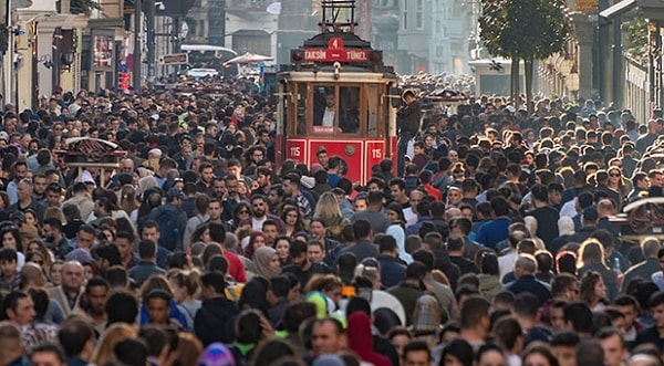 Yollar kadar kaldırımlar da insan akınına uğruyor. İstanbul'da yaşamak kadar, şehre taşınmak da bir o kadar zor.