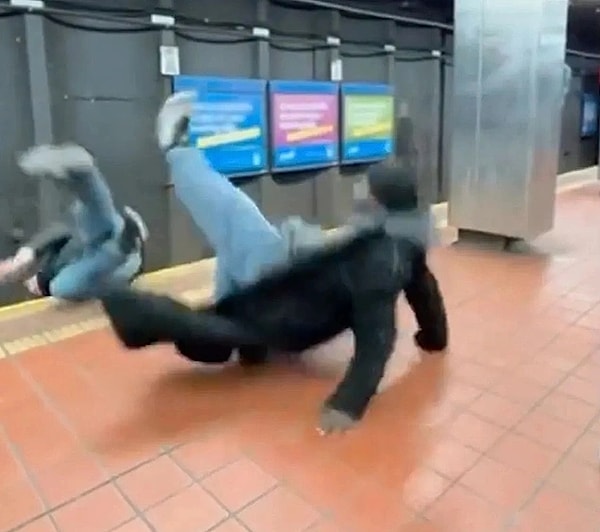 Videonun devamında ise adamlardan biririnin tren hemen gelmeden önce diğer adama yumruk atarak raylara düşürdüğü görülüyor.
