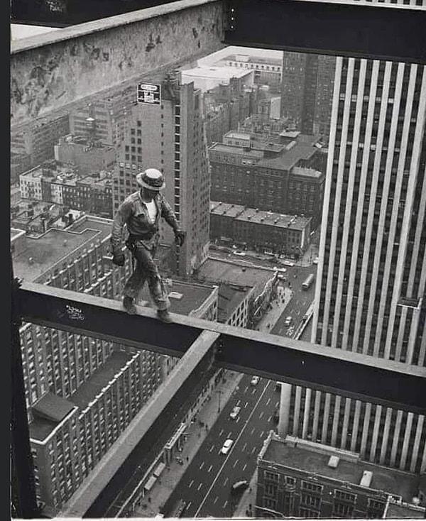 7. New York'ta bir demir işçisi, şehrin sokaklarının yüzlerce metre yukarısındaki bir kiriş boyunca yürüyorken. (1950)