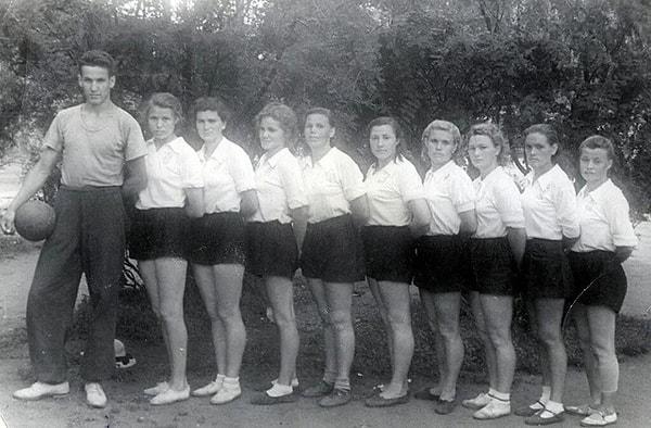 10. Rusya'nın ilk başkanı Boris Yeltsin, antrenörlüğünü yaptığı öğrenci kadın voleybol takımıyla birlikte. (1953)