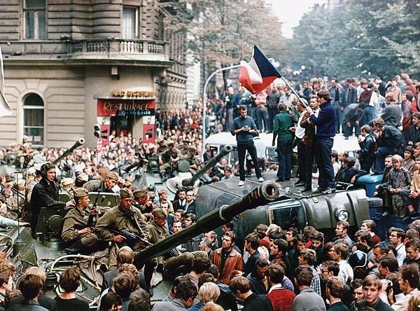 1960'ların başından itibaren Çekoslovakya ekonomik olarak dar boğaza girmeye başlamıştı. 1968 başında Çekoslovakya Komünist Partisi'nin başına Antonín Novotný yerine Slovakya Komünist Partisi lideri Alexander Dubček geçti.