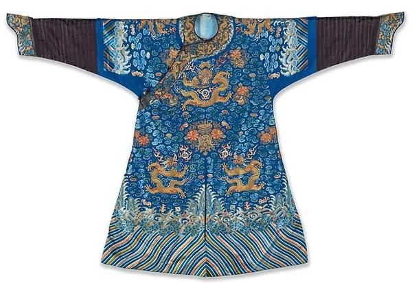 11. 19. yüzyıldan kalma Çin'in Qing hanedanlığında yapılmış ejderha işlemeli mavi elbise.