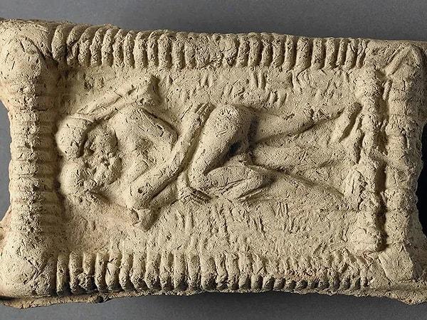 15. 4.500 yıl önce insanlığın kaydedilen ilk öpücüğü Mezopotamya'da bulunan bir heykelde böyle tasvir edildi.