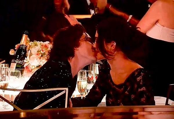 Törene damgasını vuran bir diğer olay ise Timothée Chalamet ve sevgilisi Kylie Jenner'ın ödül töreni sırasında etrafta hiç kimseler yokmuş gibi doyasıya öpüşmesi oldu.