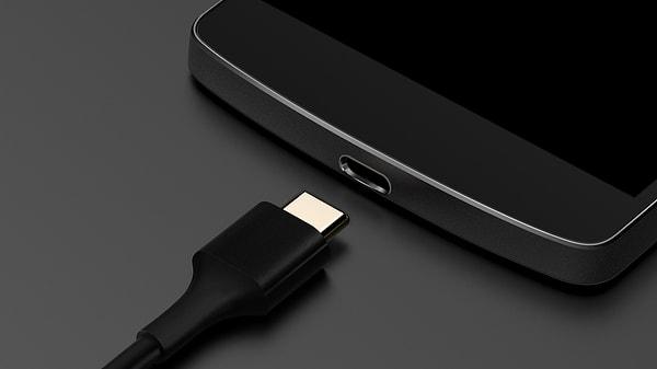 Bu değişim, Type-C'nin küresel bir şarj standardı haline gelmesini hızlandırıyor ve micro USB ile Lightning gibi diğer giriş türlerinin yerini almasını sağlıyor.