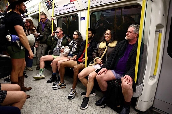 Londra merkezli The Stiff Upper Lip Topluluğu tarafından düzenlenen etkinlikte herkes birbirini alkışladı ve kahkahalar metroları etkisi altına aldı!