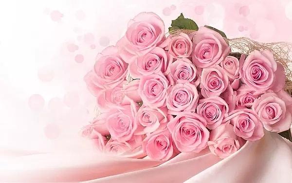 Kullanıcı sevgilisinin devamlı kendisine çiçek gönderdiği bir dönemin yaşandığını söyledi. Üst üste gelen çiçekler kadını şüphelendirdi.