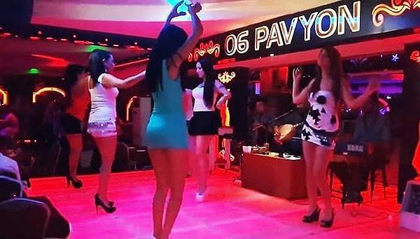 Pavyon denilince insanların aklına Ankara'daki pavyonların gelmesinin sebepleri var. Burada yapılan cansı müzik ve kadınların dansları, çok büyük ihtimalle memleketin diğer yerdekilerle aynı değil.