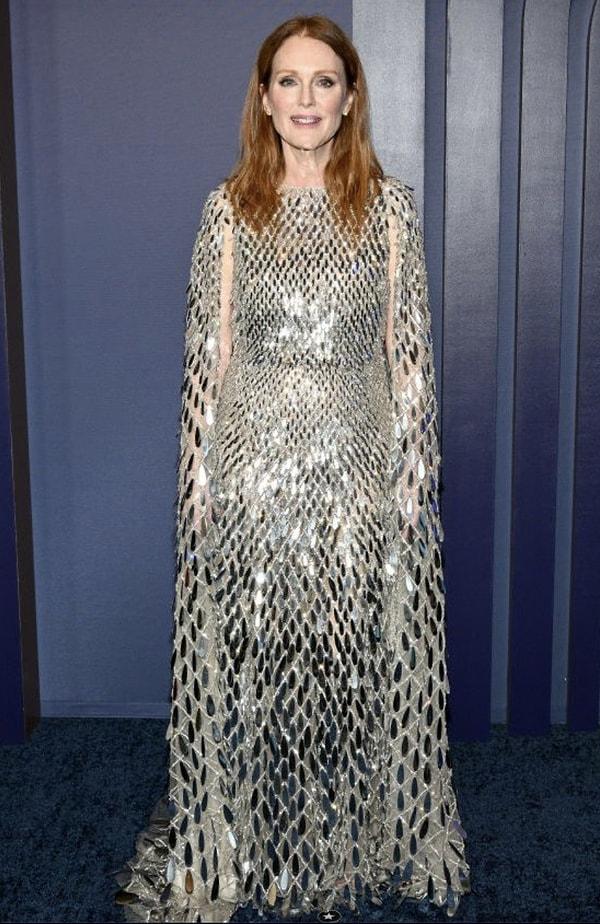 Oyuncu Julianne Moore ödül töreni için ışıltılı gümüş payetlerle kaplı ve pelerinli bir elbise seçmiş...
