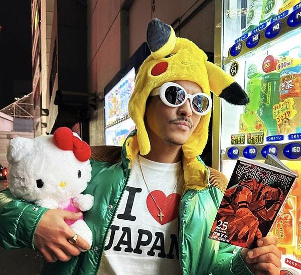Bruno Mars Tokyo seyahati sırasında anime okurken çekilmiş yeni bir fotoğrafını takipçileriyle paylaştı.