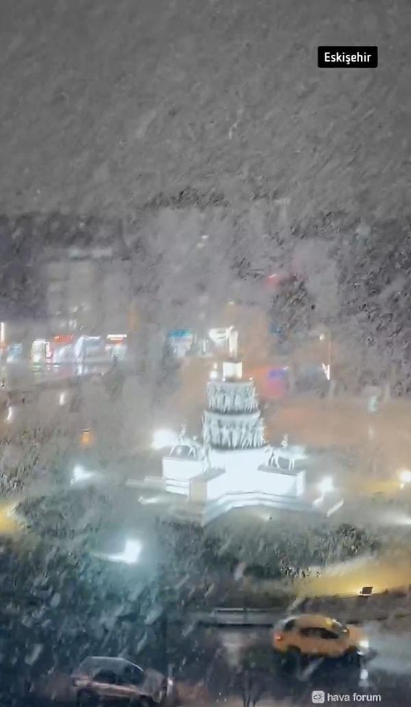 Twitter'da @HavaForum adlı sayfa, Eskişehir Ulus Anıtı'nın karla kaplı olduğu bir video paylaştı. Hava Forum'un paylaştığı o videoya sosyal medya kullanıcılarından birbirinden farklı tepkiler geldi.