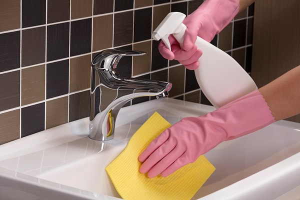 9. Hijyen konusunda kırmızı çizgileri olanlar için banyo temizlemek en zahmetli ev işlerinden biri.