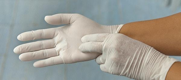 6. Eline dövme yaptırıyorsan eldiven kullanmak, dövmeni ve cildini koruyabilir.