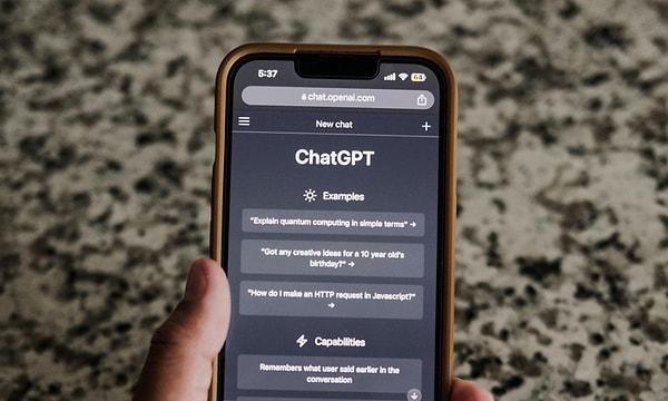 OpenAI'a 13 milyar dolar yatırım yapan Microsoft'un kendi sohbet robotu bile ChatGPT'nin gerisinde kalıyor.