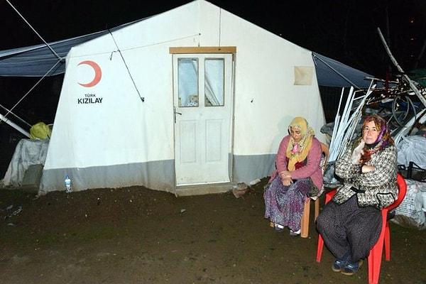 Bölücü terör örgütünün saldırısı sonrasında hayatını kaybeden Piyade Sözleşmeli Er Müslüm Özdemir’in depremzede ailesine şehadet haberi kaldıkları çadırda verildi.