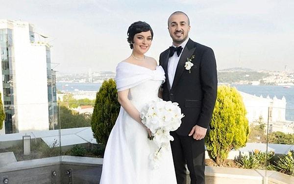 Son zamanlarda Mustafa Aksakallı ile yaptığı evlilikle ilgi odağı olan sempatik oyuncu Ezgi Mola gözde isimlerden biri olmayı sürdürüyor.