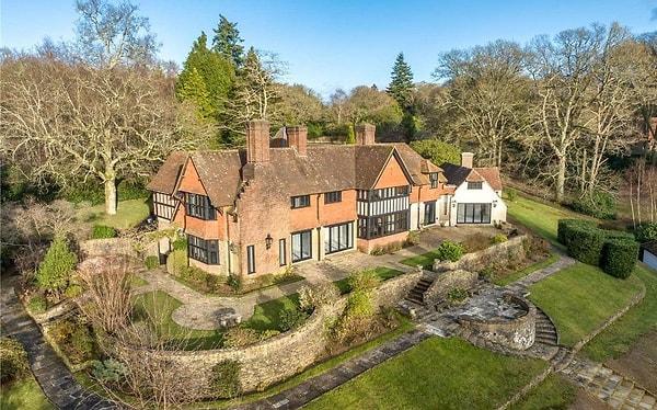 56 yaşındaki emekli matematikçi, Hampshire'daki evini 3,95 milyon sterlin (yaklaşık 150 milyon TL) karşılığında satışa koydu.