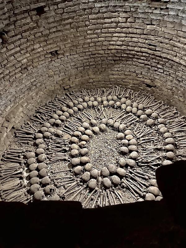 10. San Francisco bazilikası ve manastırı'nın altındaki Lima Koloni yeraltı mezarlarında bulunan bir kuyu. Kuyuda 10.000'den fazla kişinin kalıntıları bulunmaktadır. (1600'ler)