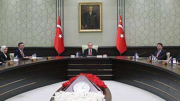En düşük emekli maaş zamları için yapılacak maaş artışında kulisler 9 bin liradan başlayarak, 11 bin liraya kadar çıkıyor. Bu konuda son karar Kabine toplantısında Cumhurbaşkanı Erdoğan tarafından verilecek.