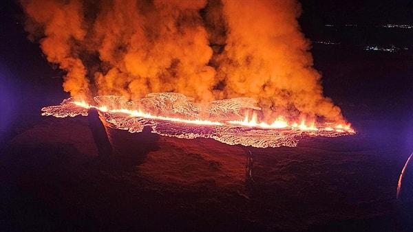 İzlanda Cumhurbaşkanı Gudni Th. Johannesson, uzun süredir uykuda olan volkanik bir sistemin uyandığını ve Reykjanes Yarımadası'nda "göz korkutucu çalkantılı bir döneminin başladığını" söyledi.