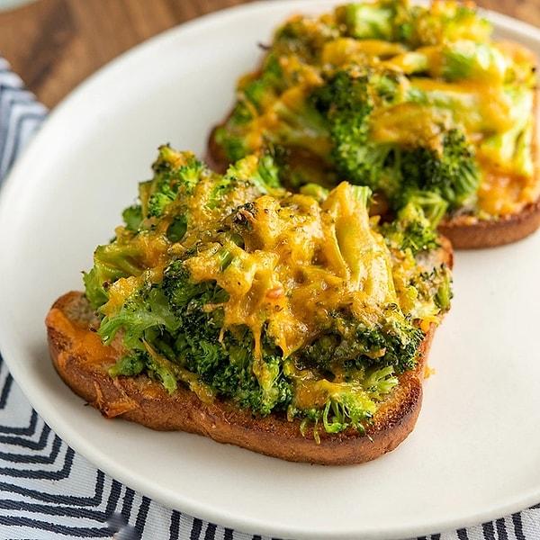 4. Brokoli  ve Cheddar Peynirli Yoğurt Tost