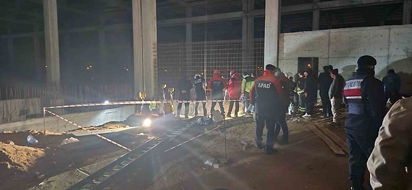 Alınan bilgiye göre, Ergene ilçesindeki Velimeşe Organize Sanayi Bölgesi’nde bir fabrika inşaatında saat 15.30 sıralarında hafriyat çalışmaları sırasında göçük meydana geldi.