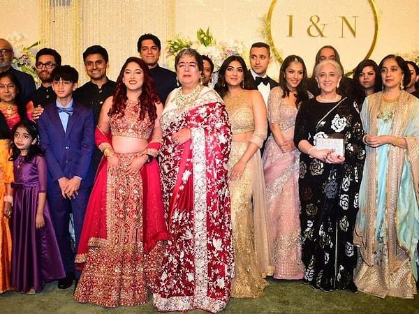 Takdir edersiniz ki bir Hint düğünü oldukça kalabalık ve renkliydi. Bütün aile bir aradaydı.