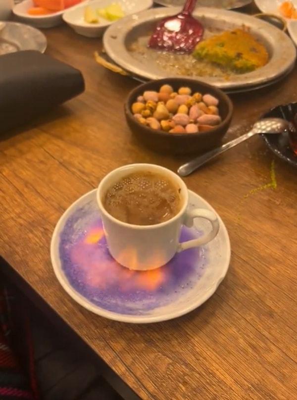 Yanıcı madde dökülen kahve tabağının alev aldığı görülürken, o anlarda da Türk kahvesi fokur fokur kaynıyor.