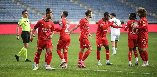 Hatayspor ve Sakaryaspor, Ziraat Türkiye Kupası maçı içn Mersin’de karşı karşıya geldi.