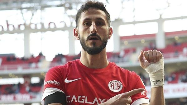 Antalyaspor- Trabzonspor maçında attığı golün ardından İsrail’in Filistin’e yönelik saldırılarını destekler nitelikteki bileğindeki yazıyı gösteren futbolcu Sagiv Jehezkel, gözaltına alınmıştı.