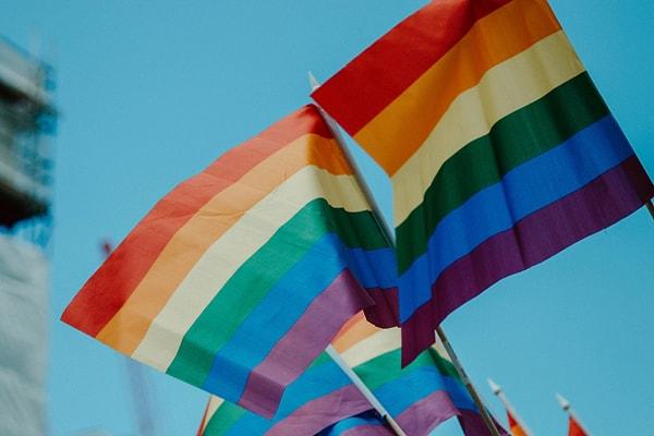 3. Eşcinsel evlilik ilk kez 2001 tarihinde Hollanda'da yasallaştı.