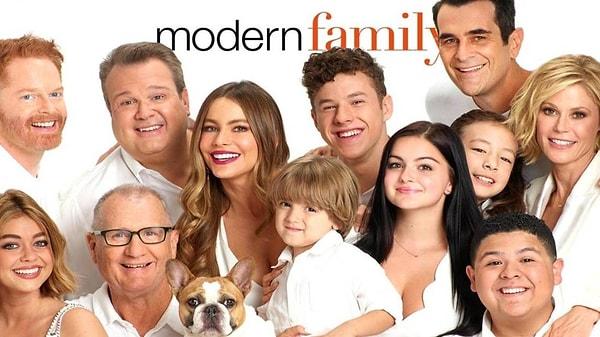 Modern Family, televizyon tarihinin en çok beğenilen ve sıkı hayranları olan dizilerinden biri. 2009-2020 yılları arasında ABC televizyonunda yayınlanan dizi tam tamına 11 sezon sürmüş ve izleyenleri komediden komediye boğmuştu.