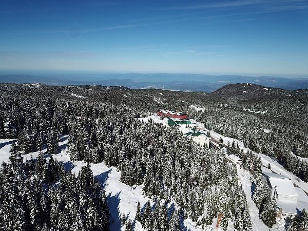 Yeni yılı karsız karşılayan, 17 otel, tesis ve 5 bin yatak kapasitesiyle Türkiye'nin ilk ve en büyük kış ve doğa sporları merkezi olan Uludağ, sömestre ise 'beyaz cennet' adına yakışır şekilde girmeye hazırlanıyor.