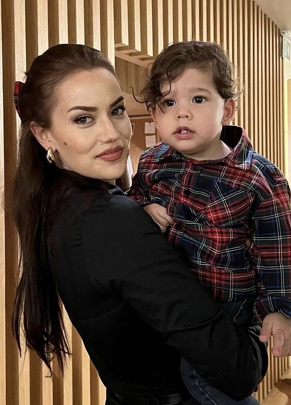 Bugün ise güzel oyuncu Fahriye Evcen, 12 aylık oğlu Kerem ile yeni karelerini "Küçük prensim..." notuyla paylaştı.👇
