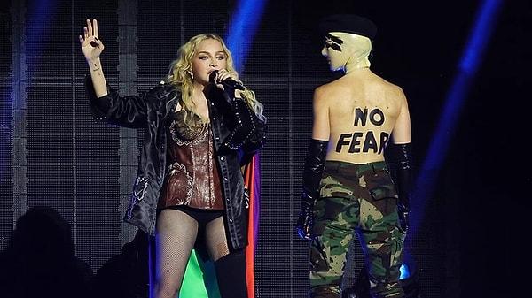 Ölümden dönen Madonna'ya ise sahneye geç çıktığı için iki hayranı dava açtı!