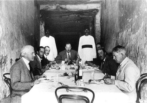 1. Firavun Ramses'in mezarında yemek yiyen İngiliz Arkeologlar. (1923)