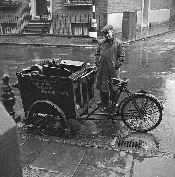 9. Londra'da bir seyyar bıçak bileyici.  (1950)
