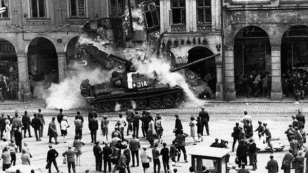 12. Ağustos 1968'de Çekoslovakya'nın Prag kentinde bir binaya çarpan Sovyet tankı.