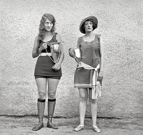 Bu kadınlar da 1922 yılına ait bir güzellik yarışmasının kazananları.👇