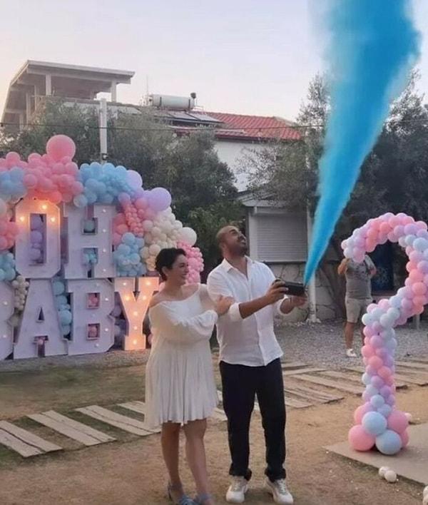 Ardından Ezgi Mola, arkadaşları Enis Arıkan ve Ahmet Faik Karanis'in düzenlemiş olduğu 'baby shower' etkinliğinde bebeğinin cinsiyetini paylaşmıştı.