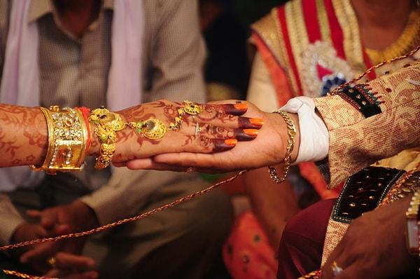 1. Hindistan'da yapılan görücü usulü evlilikler, Hintliler tarafından yüzyıllardır tercih edilen bir uygulamadır.