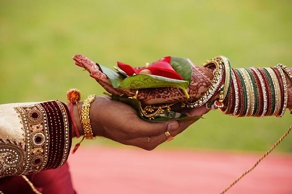 2. Görücü usulü evlilikler Hintliler için bir standarttır.