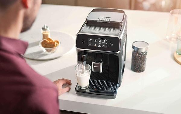 9. Eğer kış boyunca evinizden çıkmayı düşünmüyorsanız, kart limitinizi doldurmanıza değer bir ürün önerimiz daha var: Philips EP2220/10 Tam Otomatik Espresso Makinesi.