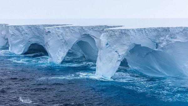 Yaklaşık 4 bin kilometrekarelik alana sahip dünyanın en büyük buzdağı olan A23a, 30 yıldan fazla bir süredir Antarktika'nın kuzeybatısındaki Filchner Buz Sahanlığı'nda karaya oturmuş durumdaydı.