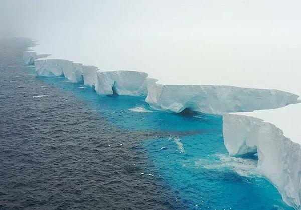 Strachan, bulutların dağılmasının ardından ufuk çizgisi boyunca uzanan beyaz çizgiyi gördüklerini ve buzdağının devasa yarıklarını ve muhteşem mavi yaylarını gözlemlediklerini belirtti.